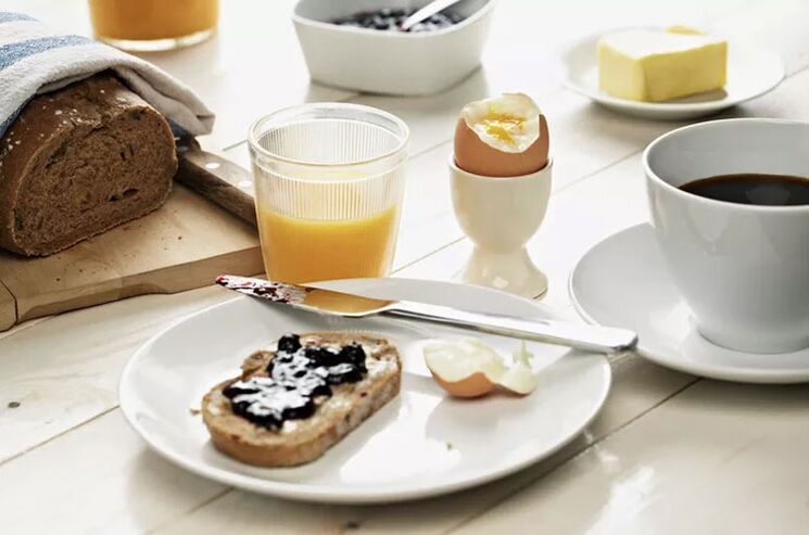 Torrada de grans integrais, un ovo e unha cunca de café almorzo nun menú de dieta de 1500 calorías