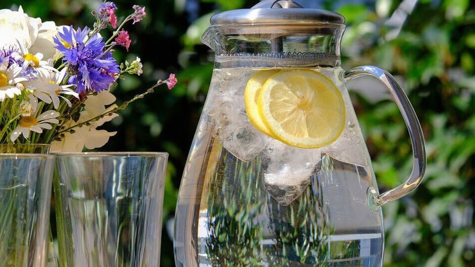 auga con limón nunha dieta